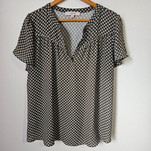 EUC LIKE NEW LOFT GREEN SPLIT V TINY FLORAL PRINT FLUTTER SLEEVES TOP SZ LARGE - Picture 1 of 13